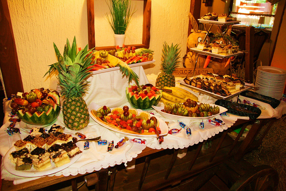 Stół z owocami i słodyczami